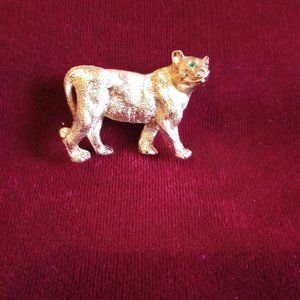 Napier cat pin brooch vintage green faux emerald eyes